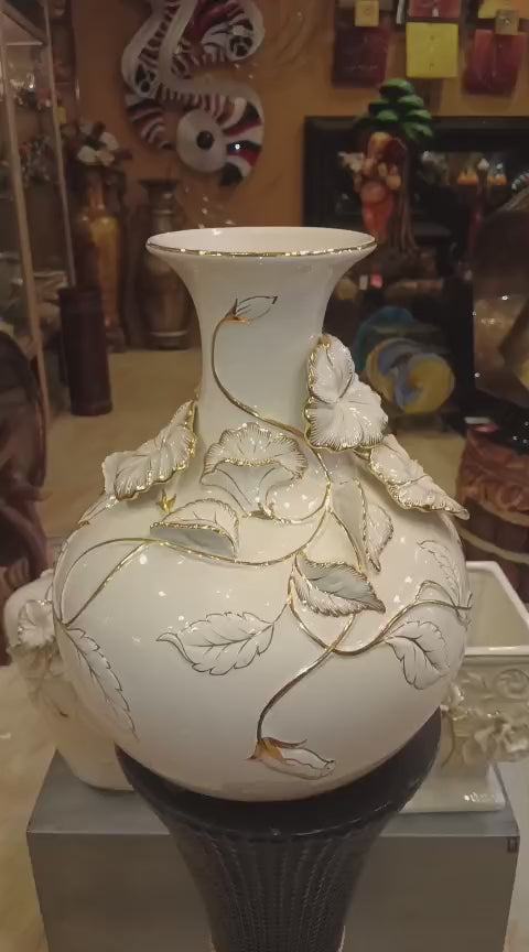 CAPODIMONTE 3-D ceramic flowers find ceramic Vase